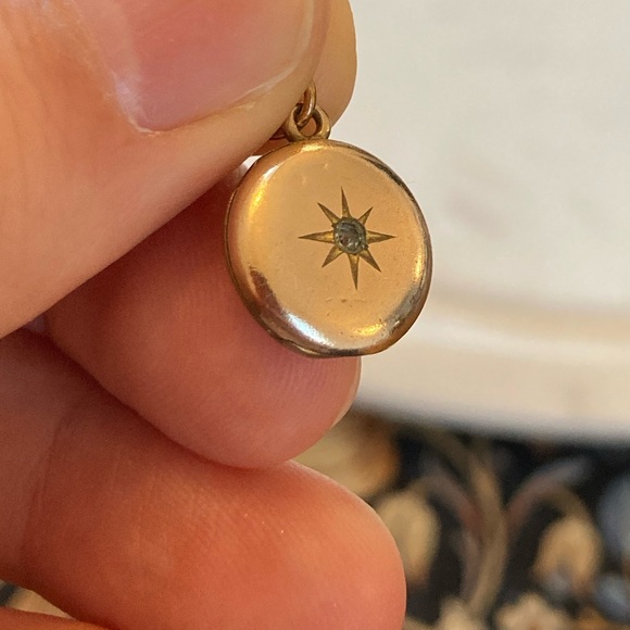 Antique Victorian Starburst Gold-Filled Locket by Carver, Qvarnstrom & Remington - Picture 3 of 11